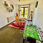 Conveniently Located 3 Bed Spacious Home For Couples, Families And Groups In Ipswich