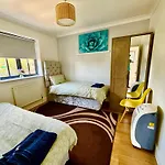 Conveniently Located 3 Bed Spacious Home For Couples, Families And Groups In Ipswich