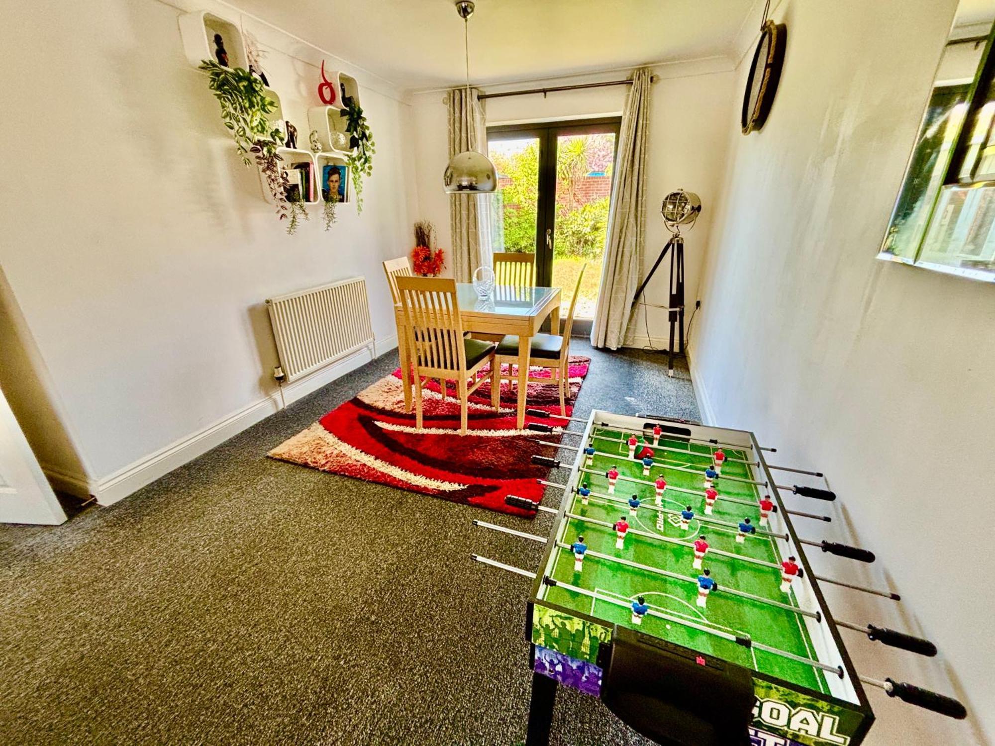 Conveniently Located 3 Bed Spacious For Couples, Families And Groups In *